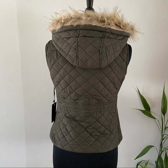 Quilted Vest w/ Faux Fur Trim Hood - Picture 3 of 8